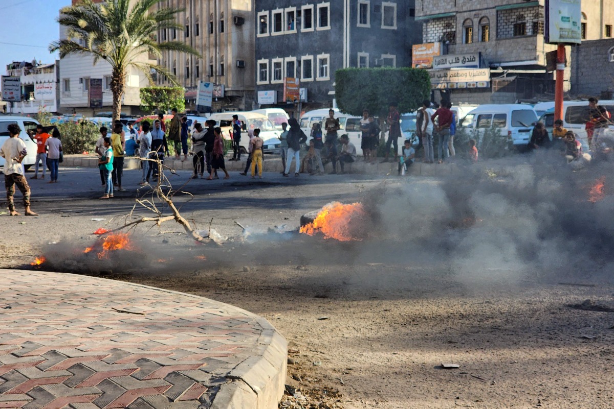 Yemenis burn tyres to protest against dire living condition and the lack basic necessities such as electricity and gas, in Aden on February 6, 2025. (Photo by Saleh Al-OBEIDI / AFP)
