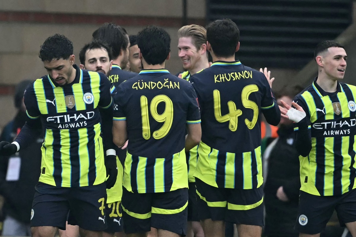 Manchester City's Belgian midfielder #17 Kevin De Bruyne (C) celebrates with teammates after scoring their second goal during the English FA Cup fourth round football match between Leyton Orient and Manchester City at Gaughan Group Stadium, Brisbane Road in east London on February 8, 2025. (Photo by JUSTIN TALLIS / AFP) 