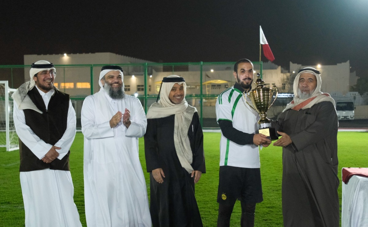 Minister of Awqaf and Islamic Affairs H E Ghanim bin Shaheen Al Ghanim honouring the winning team.