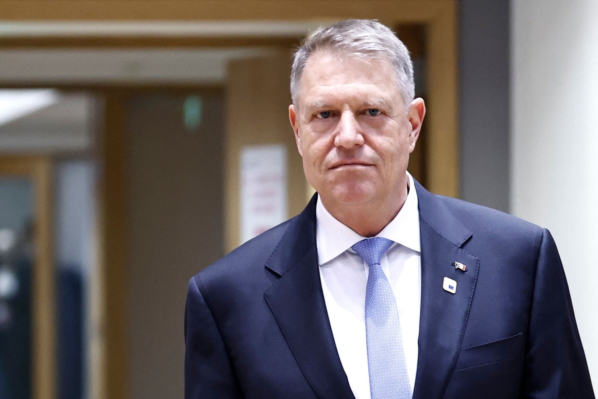 (FILES) Romania's President Klaus Iohannis arrives to attend a European Council summit at the EU headquarters in Brussels on March 21, 2024. (Photo by Sameer Al-Doumy / AFP)
