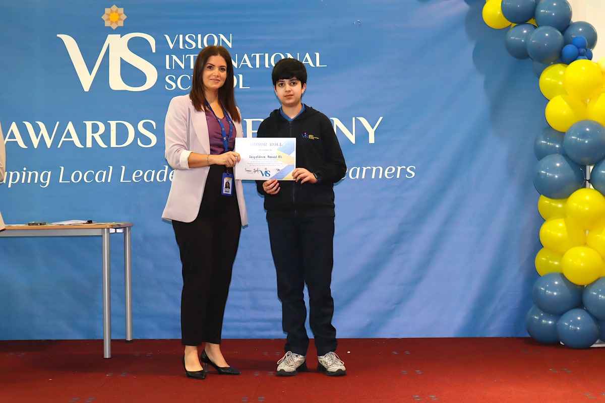 A student receiving the honour roll. 