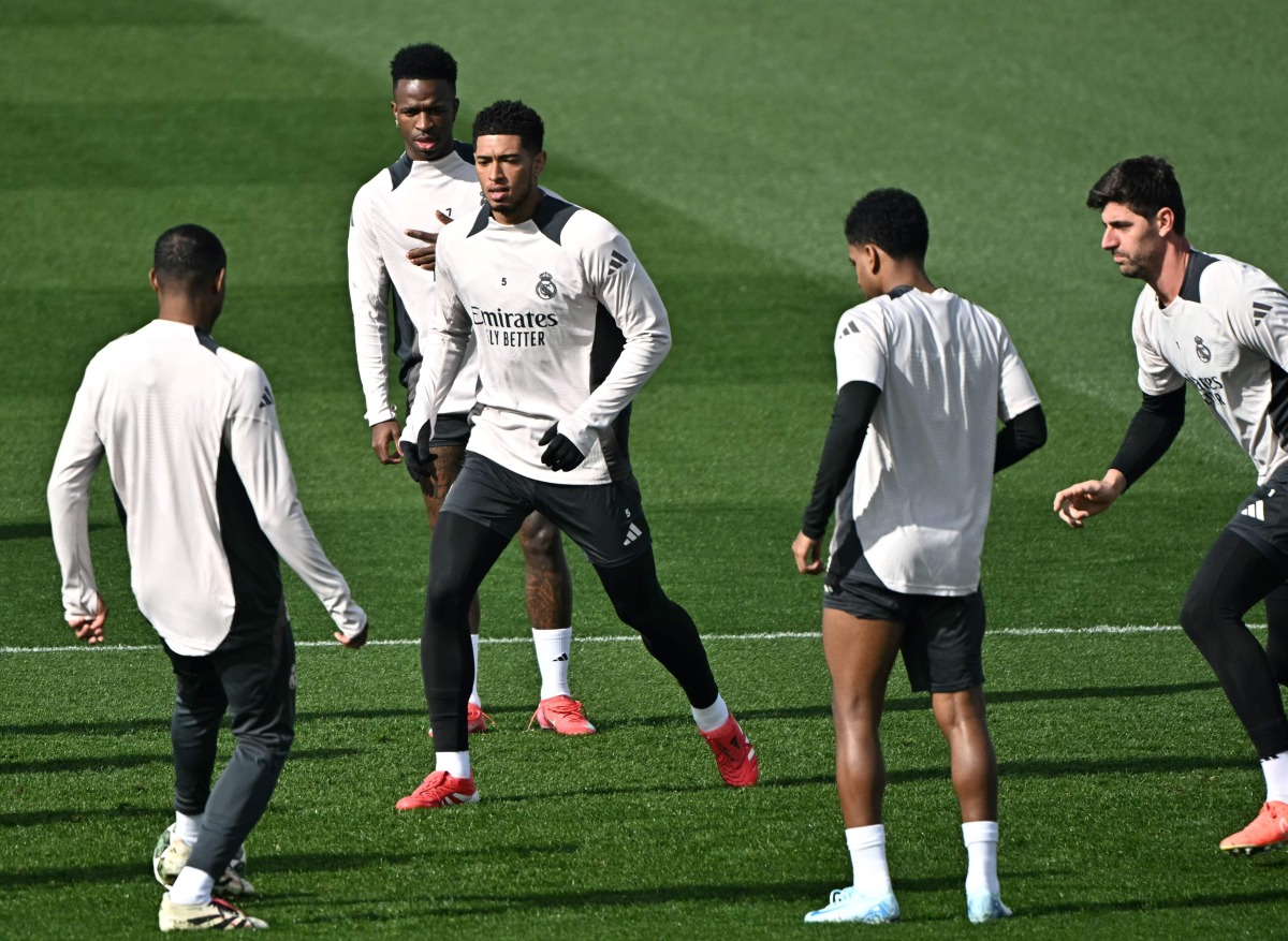 Real Madrid's English midfielder #05 Jude Bellingham (2L) and teammates attend a training sesssion on the eve of their UEFA Champions League football match against Manchester City at Real Madrid Sports City in Valdebebas, in the outskirts of Madrid, on February 18, 2025. (Photo by JAVIER SORIANO / AFP)