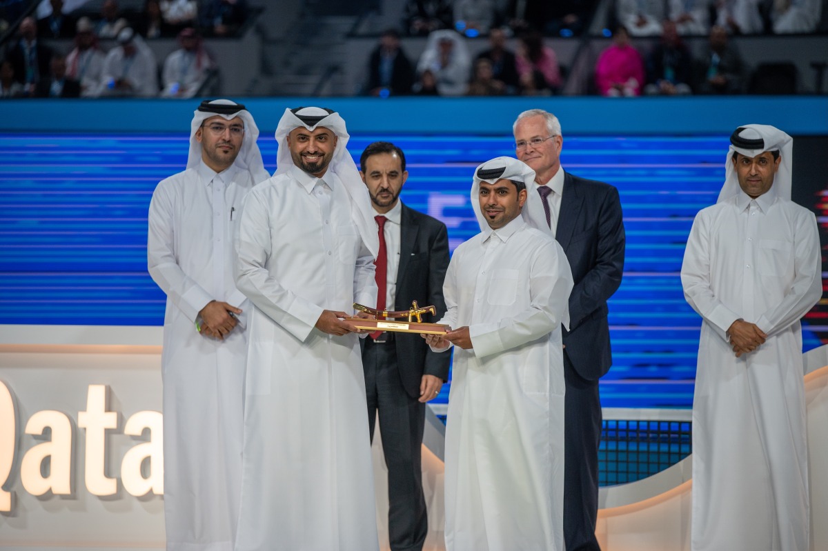 Vice President and Manager of Public and Government Affairs for ExxonMobil Qatar Rashid Al Hajri presented a recognition plaque to Chief Executive Officer of Teach For Qatar Nasser Al Jaber. 