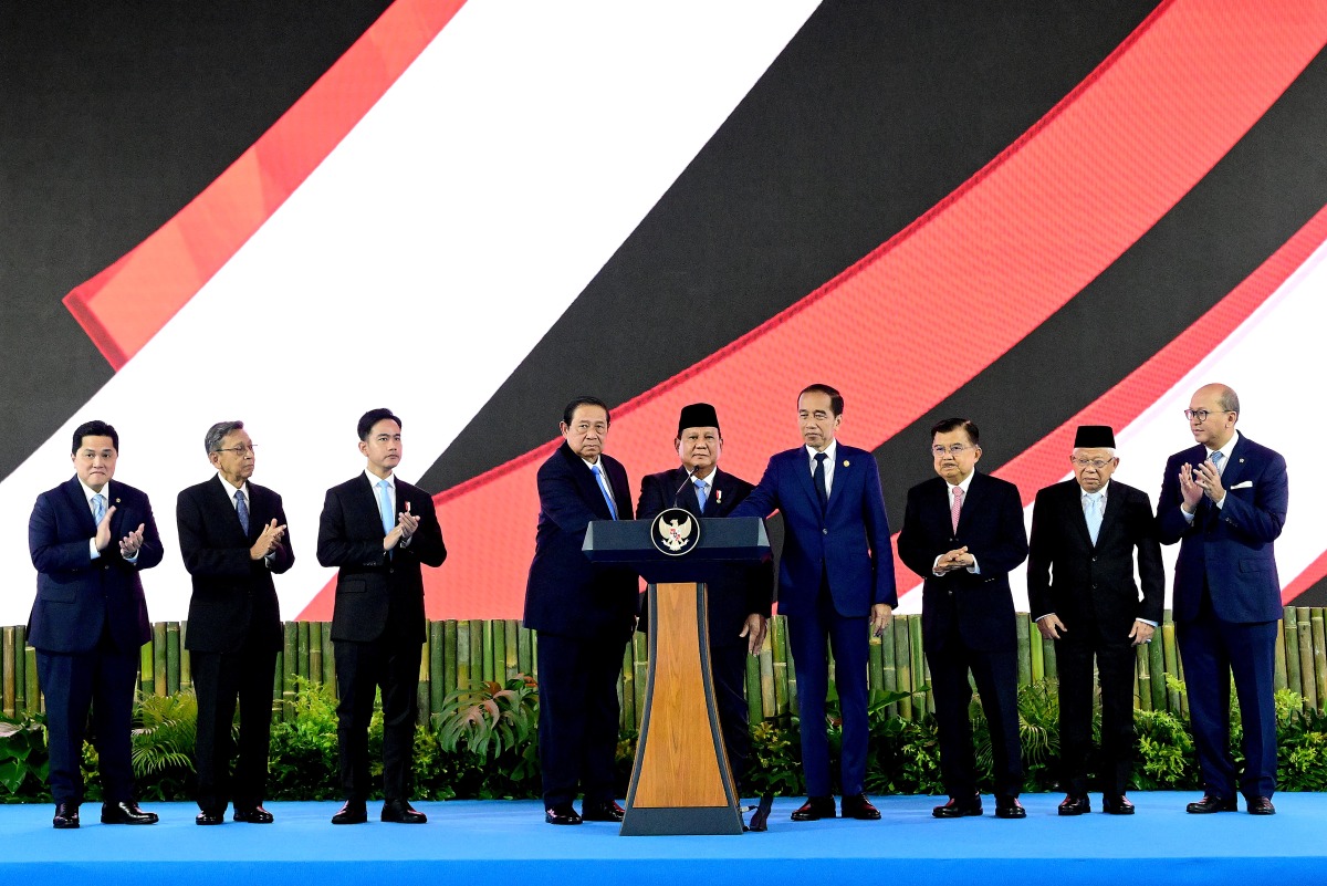 Indonesian President Prabowo Subianto (C), accompanied by former presidents Joko Widodo (4th, R) and Susilo Bambang Yudhoyono (4th, L), attends the launch of Investment Management Agency Daya Anagata Nusantara (Danantara) at Merdeka Palace in Jakarta, Indonesia, Feb. 24, 2025. (Muchlis Jr/Presidential State Press Bureau/Handout via Xinhua)
