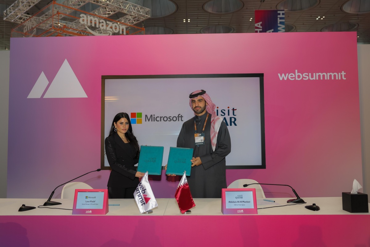  Eng Abdulaziz Ali Al Mawlawi, CEO of Visit Qatar (right), and Lana Khalaf, Country Manager of Microsoft during the agreement signing ceremony yesterday.