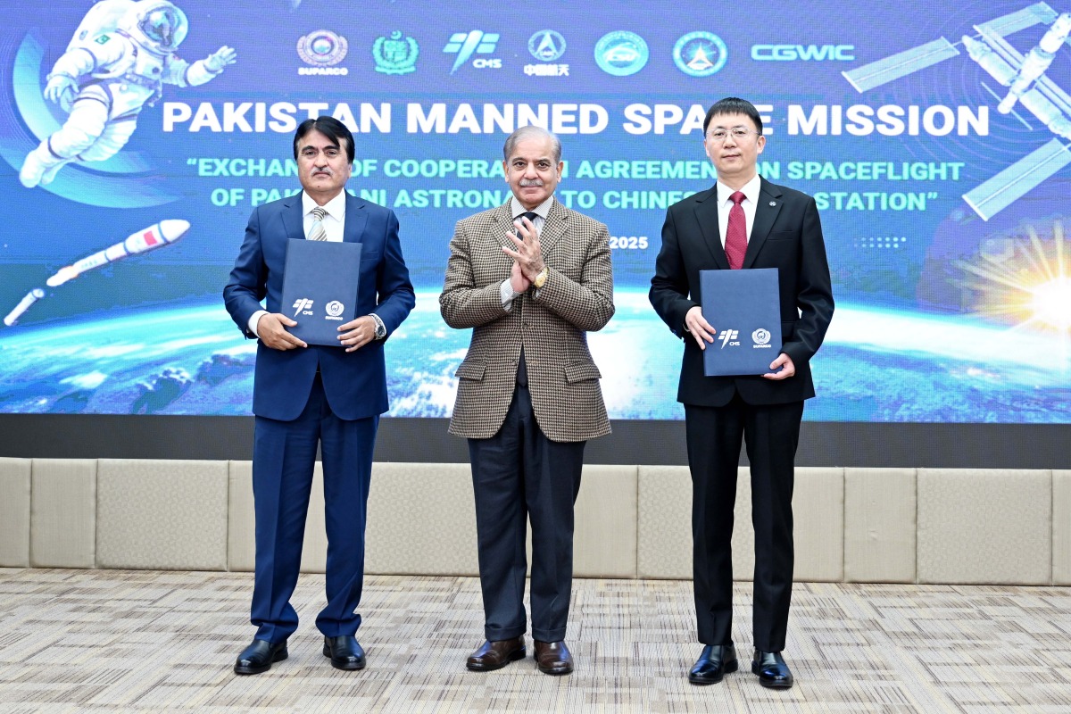 Muhammad Yousuf Khan (L), chairman of the Pakistan Space and Upper Atmosphere Research Commission (SUPARCO), and Lin Xiqiang (R), deputy director of the China Manned Space Engineering Office (CMSEO), pose for a photo with Pakistani Prime Minister Shehbaz Sharif during the exchange of cooperation agreement on the spaceflight of Pakistani astronaut to the Chinese space station in Islamabad, capital of Pakistan on Feb. 28, 2025. (Xinhua/Ahmad Kamal)
