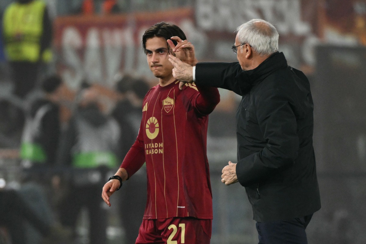 Roma's Argentine forward #21 Paulo Dybala is congratulated by Roma's Italian headcoach Claudio Ranieri as he leaves the pitch at the Olympic stadium in Rome, on February 20, 2025. (Photo by Alberto PIZZOLI / AFP)
