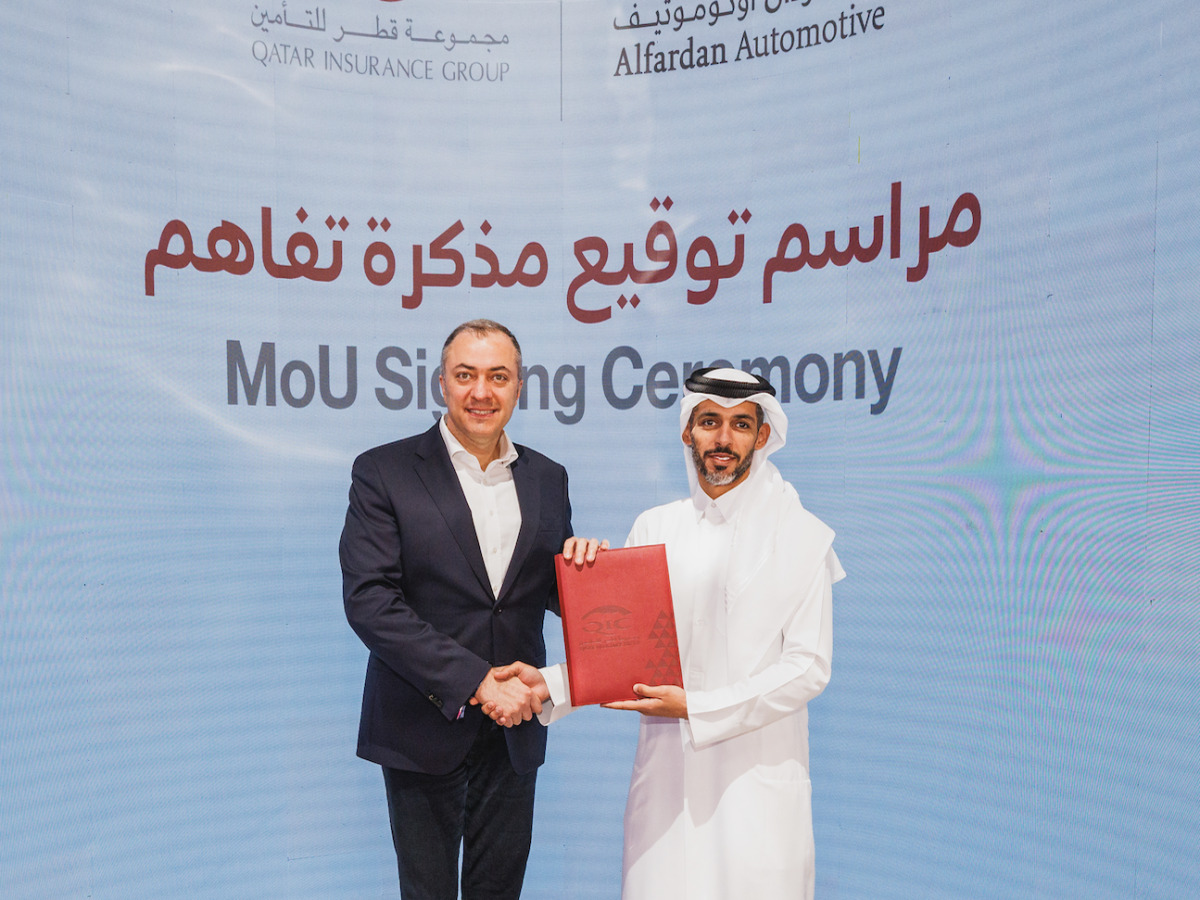 Group CEO of QIC, Salem Al Mannai and CEO of Alfardan Automotive, Dr. Ma’n Alhamawi during the signing of the agreement.