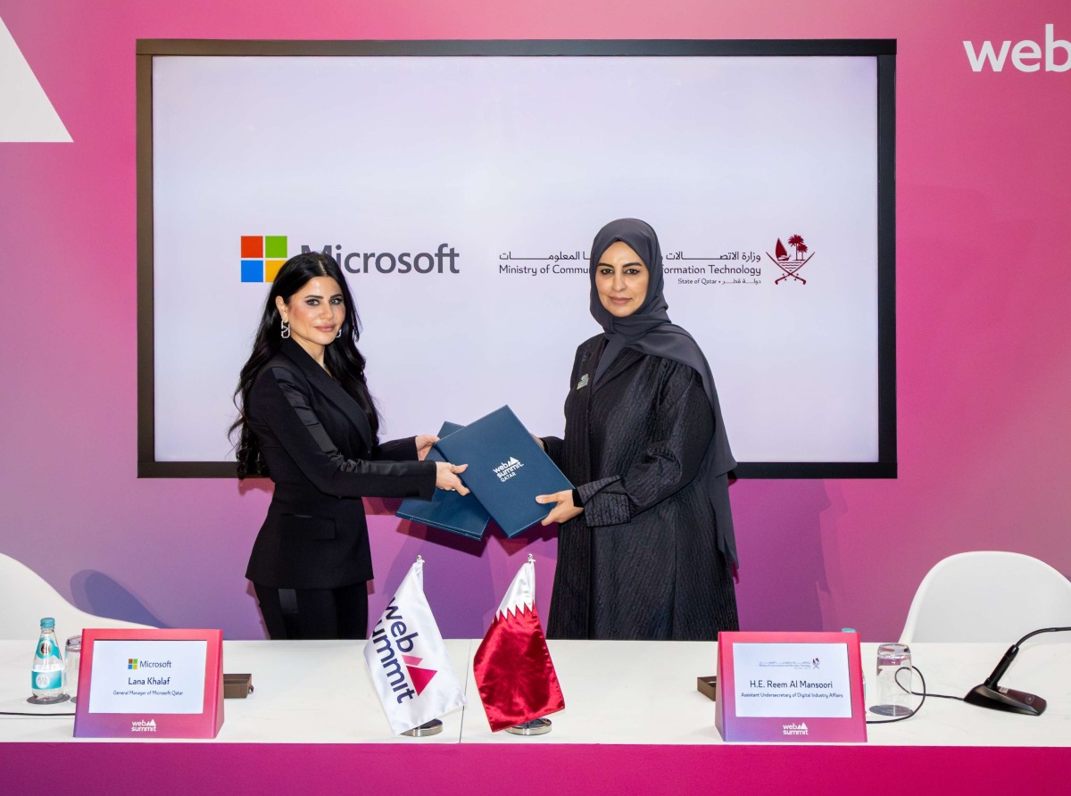 Assistant Undersecretary for Digital Industry Affairs at MCIT Reem Al Mansoori, and General Manager of Microsoft Qatar Lana Khalaf exchanging documents after signing the agreement.