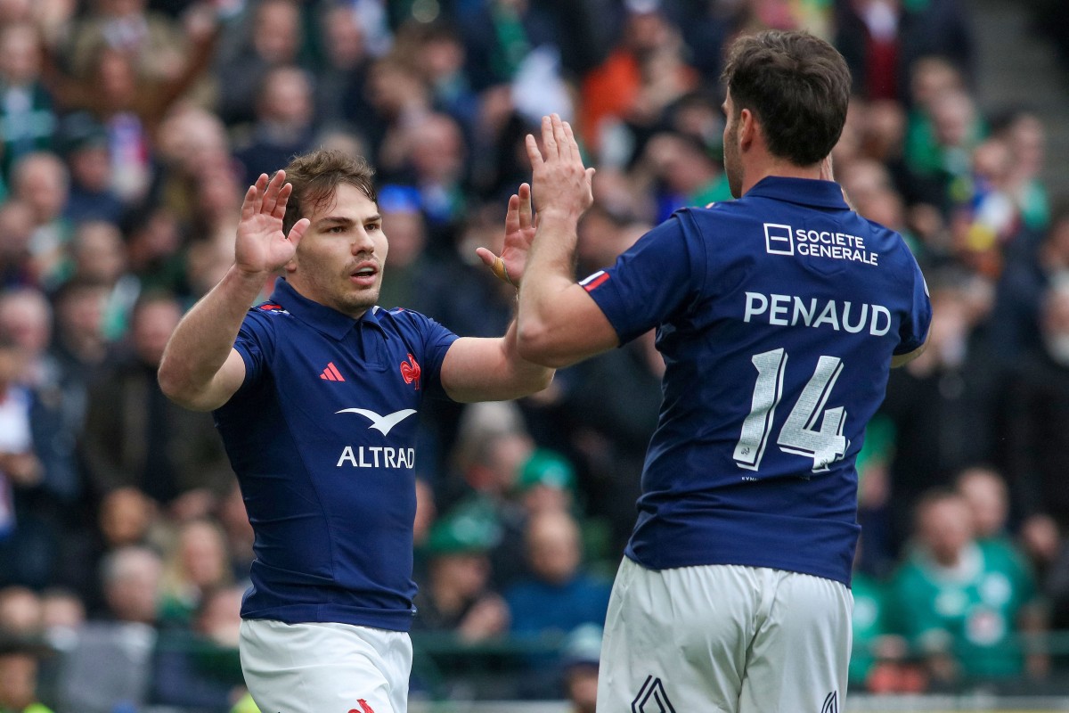 France's scrum-half Antoine Dupont (L) celebrates with France's wing Damian Penaud (R) but his try is disallowed for a knock-on in the build-up during the Six Nations international rugby union match between Ireland and France at the Aviva Stadium in Dublin, on March 8, 2025. (Photo by Paul Faith / AFP)