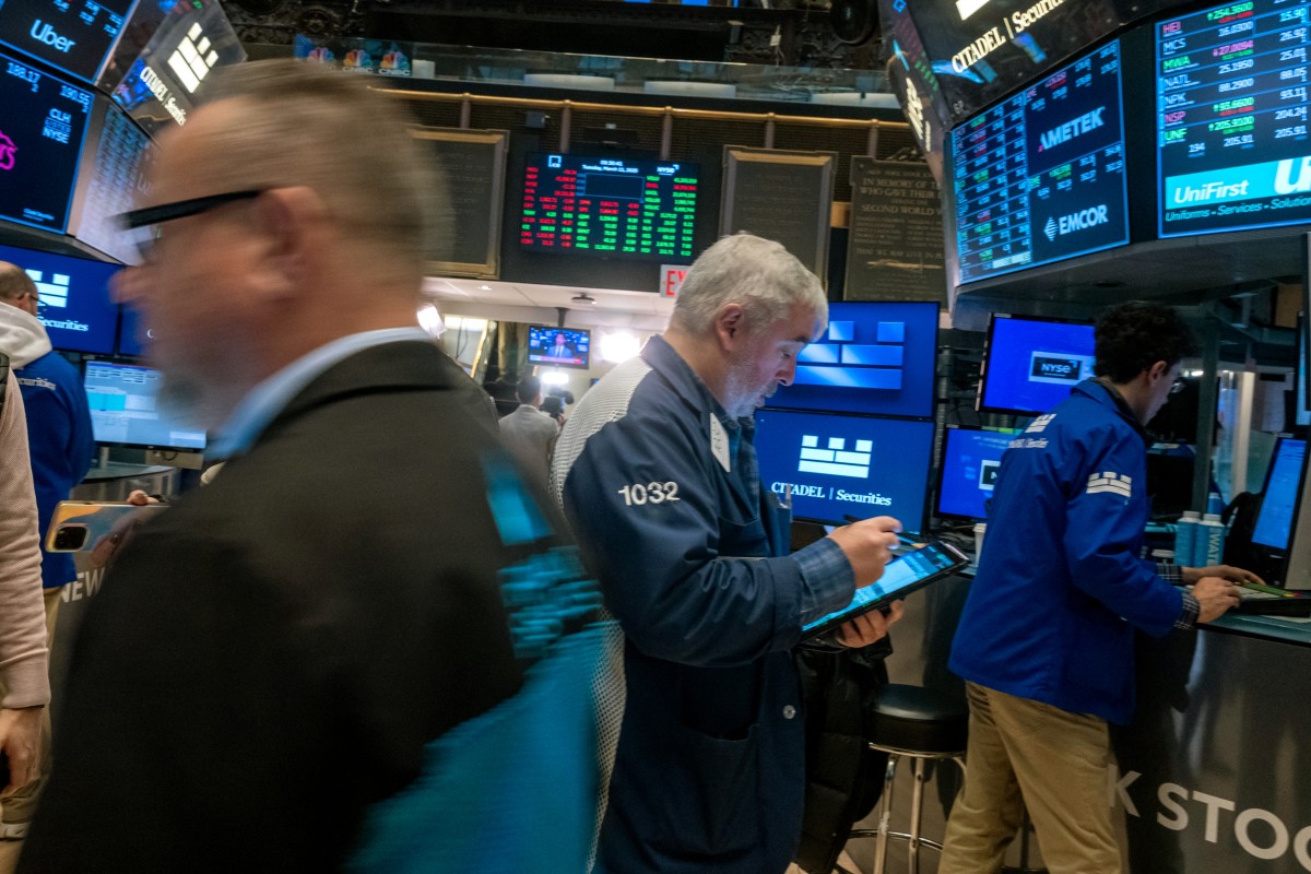 Traders work on the floor of the New York Stock Exchange (NYSE) on March 11, 2025 in New York City. (Photo by SPENCER PLATT / GETTY IMAGES NORTH AMERICA / Getty Images via AFP)
