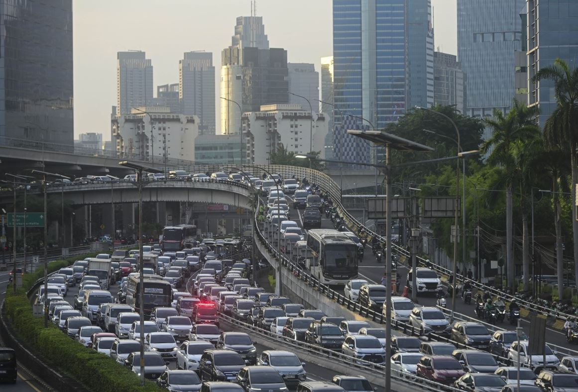 Traffic flow during the evening rush hour in Jakarta, Indonesia, Jan. 7, 2025. (Xinhua/Zulkarnain)

