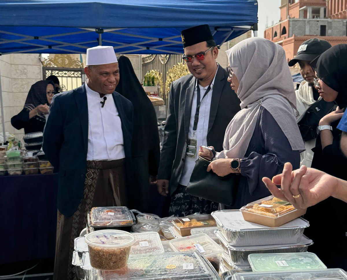 Indonesian Ambassador H E Ridwan Hassan visits a stall during the festival.
