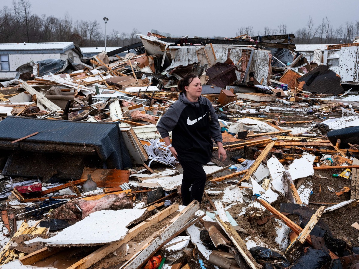 Stevie Kara searches for personal items after her home was destroyed on March 15, 2025 in Poplar Bluff, Missouri. Photo by Brad Vest / GETTY IMAGES NORTH AMERICA / Getty Images via AFP