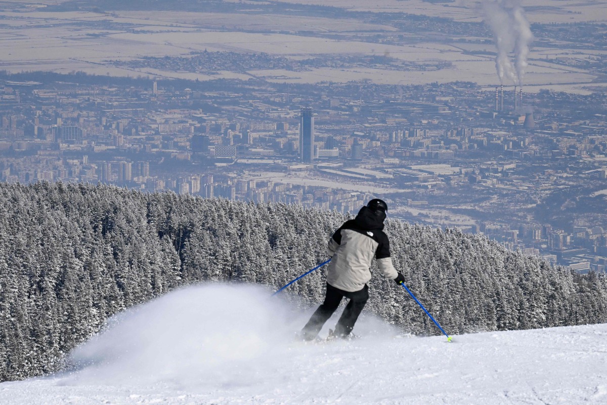 A man skies on a slope of Vitosha mountain, near Sofia on February 20, 2025. Photo by Nikolay DOYCHINOV / AFP