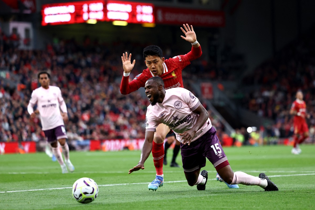 Liverpool's Japanese midfielder #03 Wataru Endo vies for the ball with Brentford's Nigerian midfielder #15 Frank Onyeka during the English Premier League football match between Liverpool and Brentford at Anfield in Liverpool, north west England on August 25, 2024. (Photo by Darren Staples / AFP)

